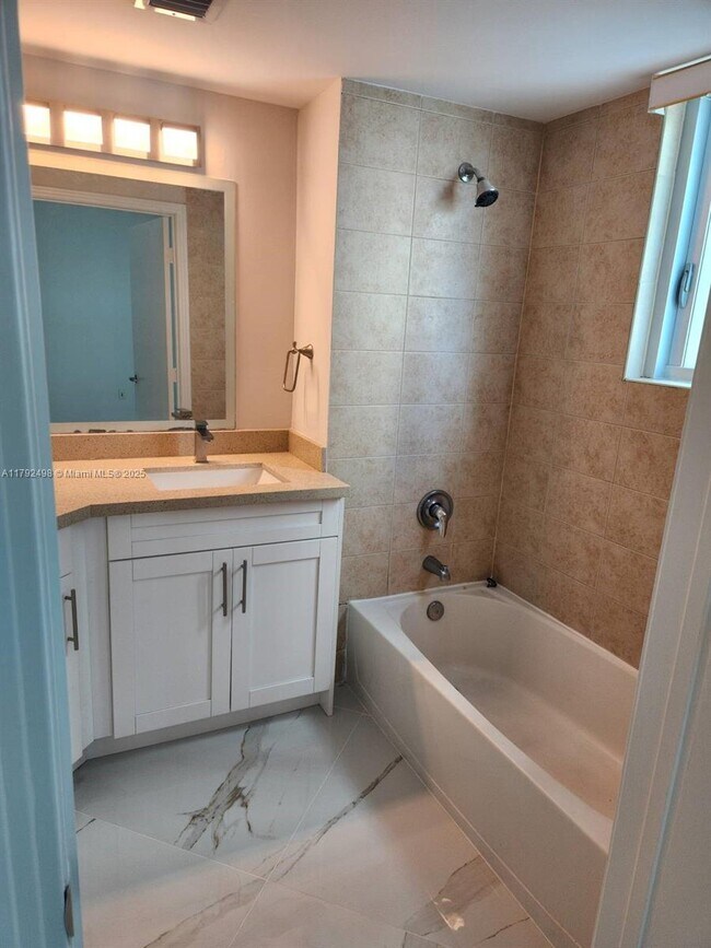 Foto del edificio - 9066 SW 73rd Ct