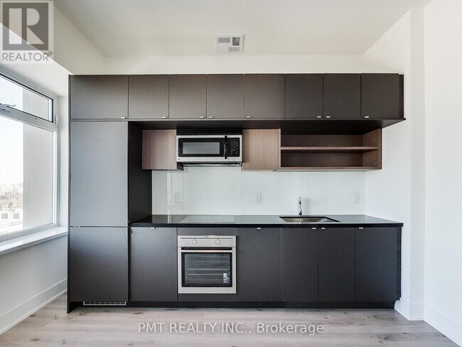 Photo du bâtiment - 111 St Clair Ave W