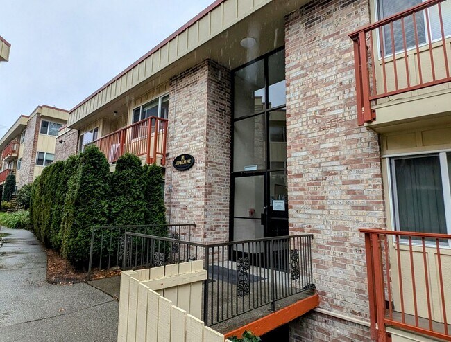 Building Photo - VIEW RIDGE 2 bedroom End Unit Condo in Secure Building