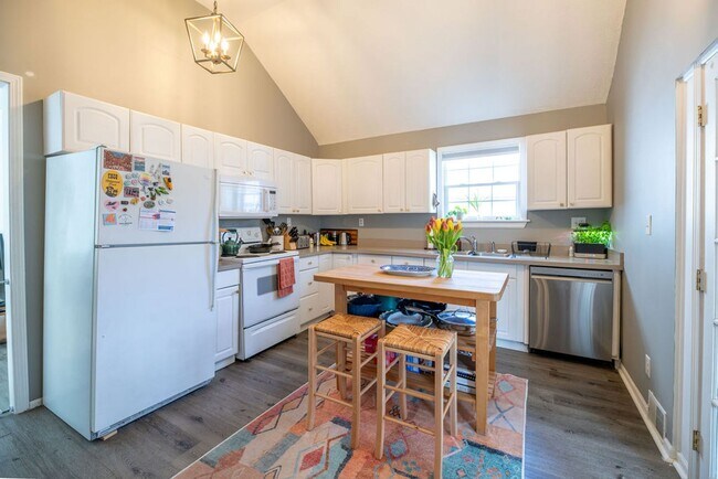 Foto del edificio - Prime Tremont Location | 2BR with Yard & Parking