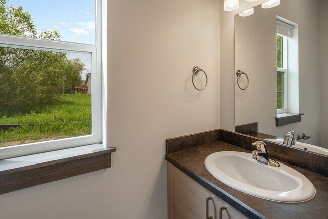 Foto del edificio - Gorgeous 3 Bedroom condos with double stall attached garages with AC-one pet negotiable!!!!