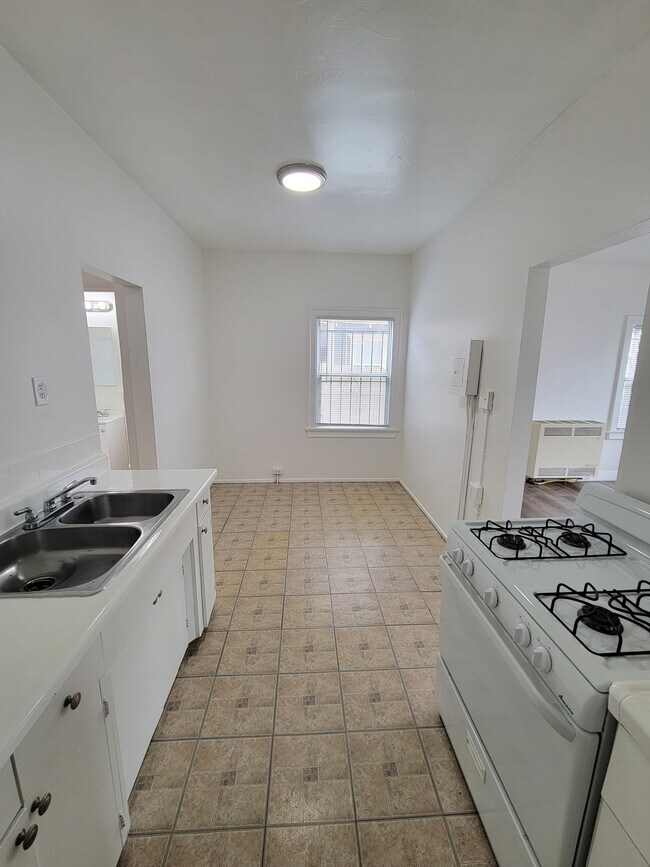 Building Photo - 943 Lime Ave
