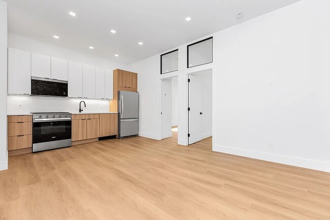 Building Photo - 425 W 57th St