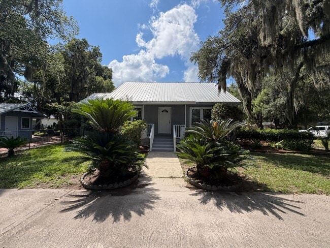 Building Photo - 107 Screven St