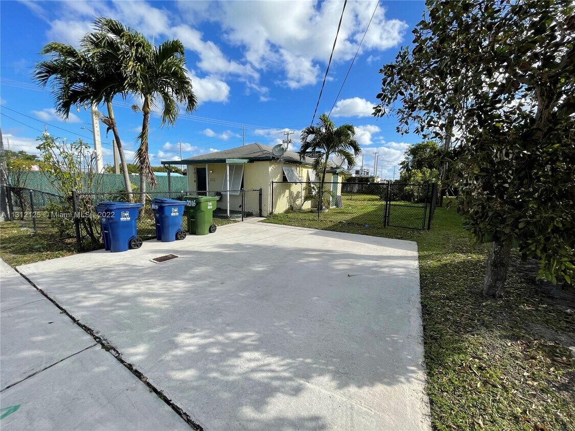 1016 NW 1st Ave, Hallandale Beach, FL 33009 House Rental in