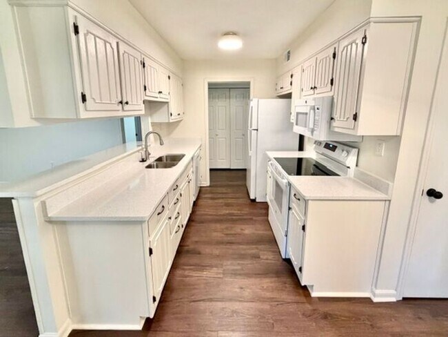Foto del edificio - Newly renovated 3BR 2 bath home in Bartlett with separate Living Rm & Den!