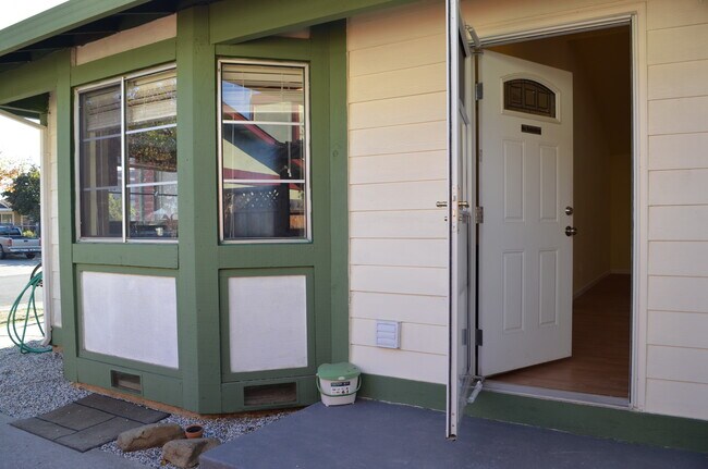 Building Photo - 4823 Silver Lake Ct