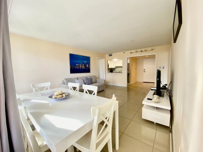 Foto del edificio - 5225 Collins Ave