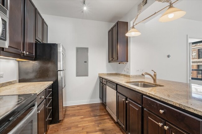 Foto del edificio - 565 W Quincy St