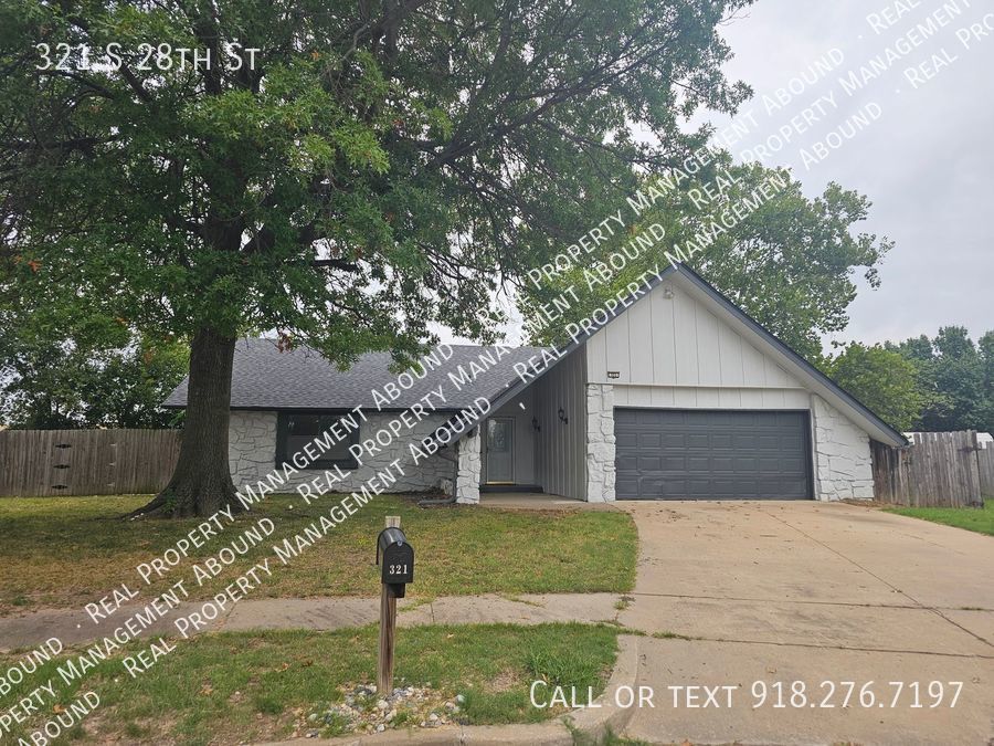 Foto principal - Charming 3-Bedroom Home in Desirable Broke...