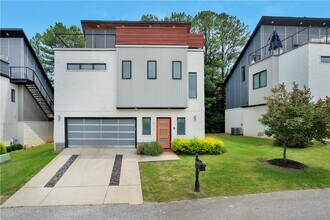 Building Photo - 1572 N Desoto Pl