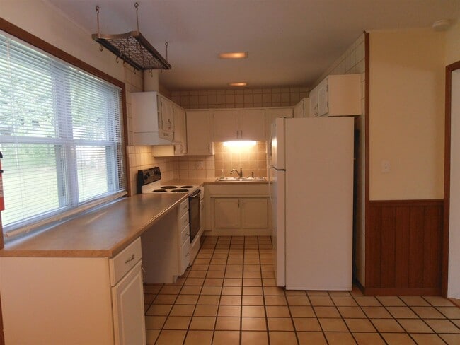 Building Photo - 641 W Skyline Dr