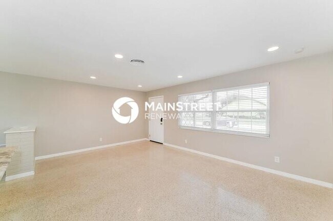 Foto del edificio - 3 Bedroom Pet-Friendly Home in ST PETERSBURG, FL with Main Street Renewal