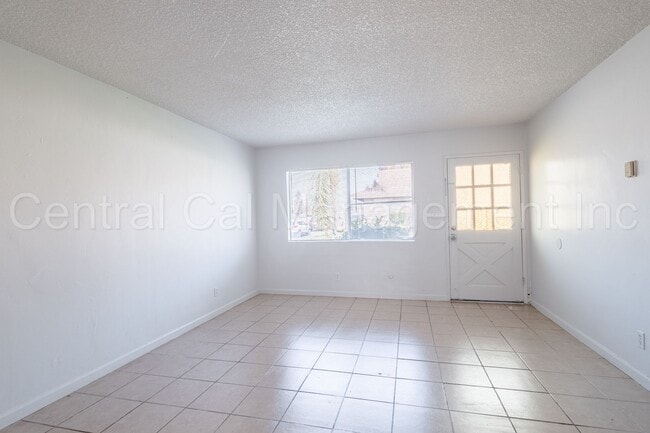 Building Photo - 2 Bedroom/1 Bath Apartment  - $995 Per Month!
