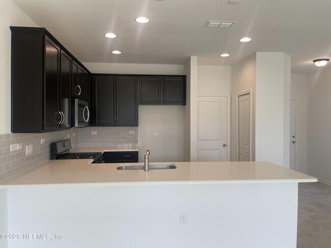 Foto del edificio - 40 Pinebury Ln