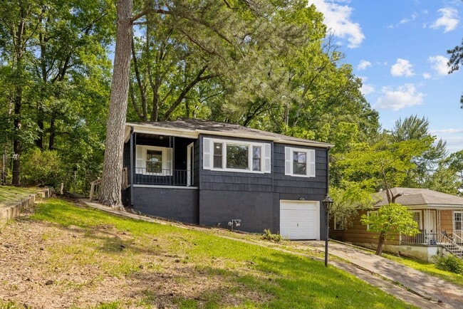 Building Photo - Beautifully Renovated 3 Bedroom 2 Bath Home