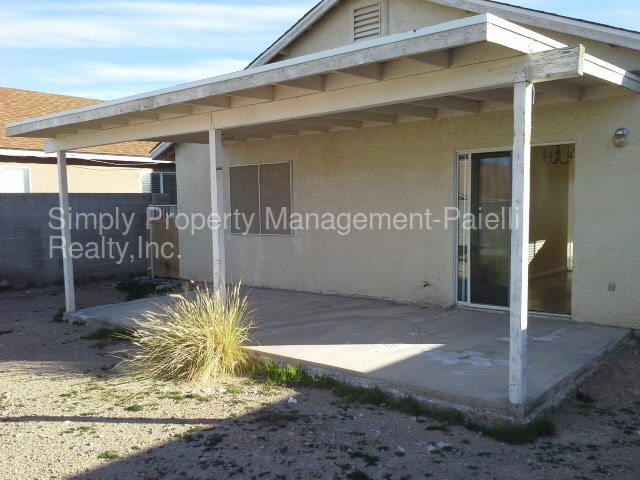 Building Photo - Spacious 3 bedroom 2 bathroom!