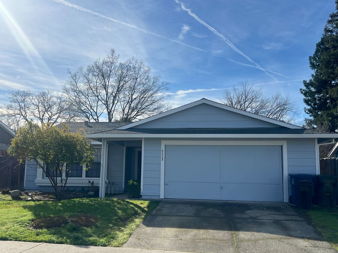 Foto principal - SPACIOUS 3 BED/2 BATH WITH REMODELED KITCH...