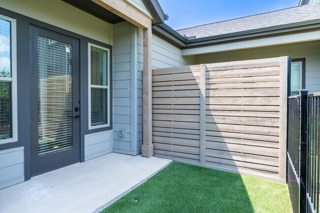 Foto del edificio - 1933 Labrador Ln