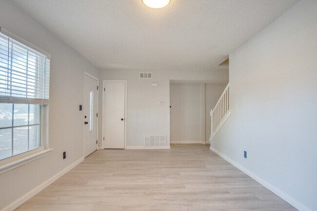Building Photo - Fully updated 4 bed 2.5 bath Townhome in N...