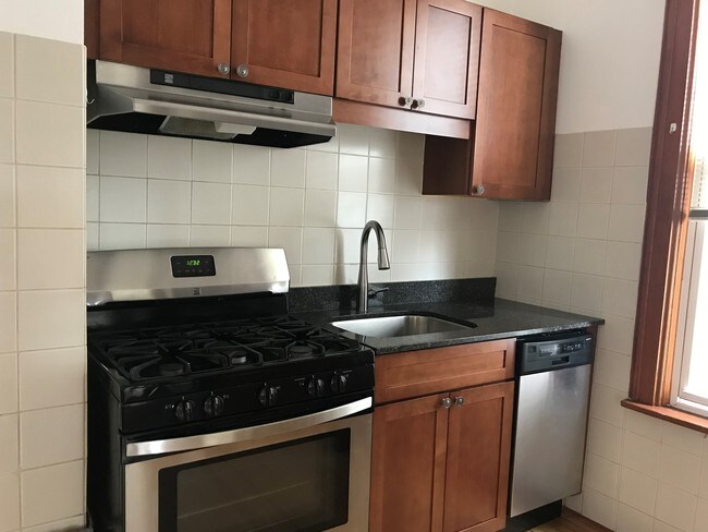 Kitchen - 1943 W Belle Plaine Ave