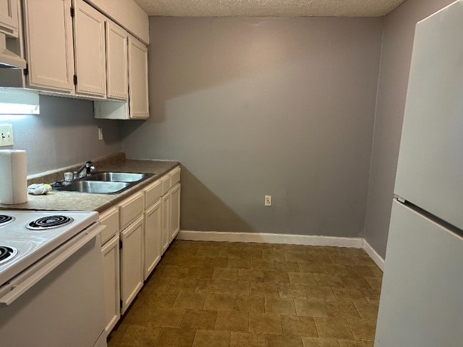 Building Photo - 1392 Summit St