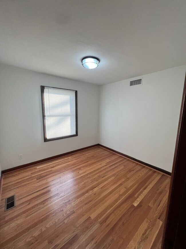 Building Photo - Large 4BR / 2BA Home with Granite Kitchen, Deck & Fenced Yard  Lifestyle-Oriented