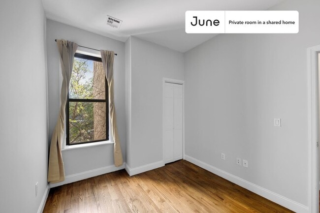 Building Photo - Private bedroom in 4 bed/1 bath Home