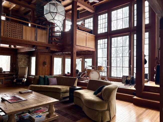 Foto del edificio - 54 Glen Lake Rd