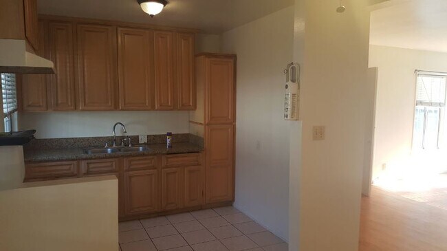 Building Photo - 1312 Anaheim St