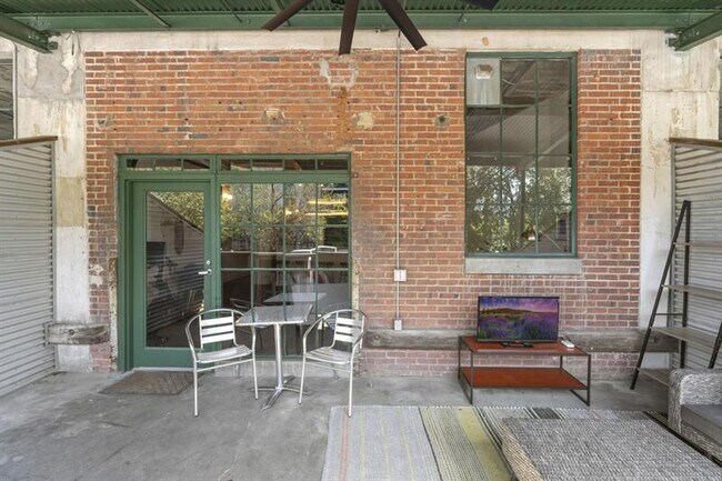 Foto del edificio - 881 Memorial Dr SE