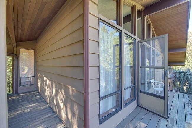 Building Photo - 3Bd/2.75Ba Maple Valley House
