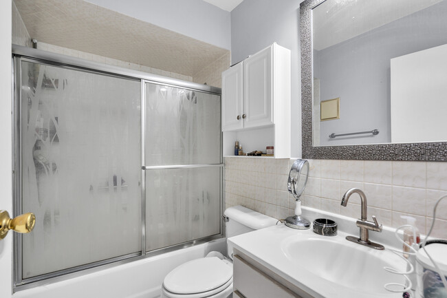 Foto del edificio - 9405 Bay Colony Dr