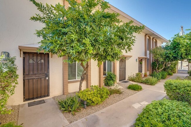 Building Photo - Prime Location - 2-bedroom, 1.5-bath townhome in Central Scottsdale!