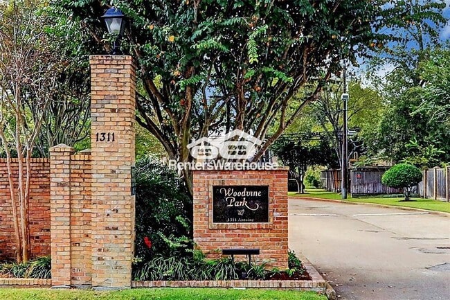 Building Photo - 1311 Antoine Dr