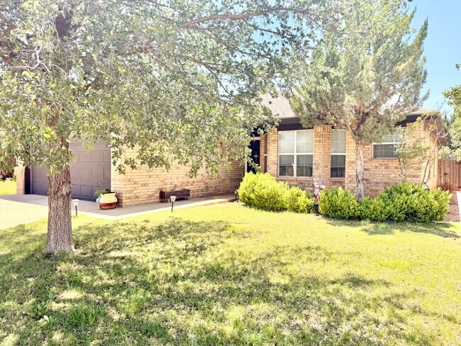 Foto del edificio - Charming 3 Bed, 2 Bath Brick Home on Corner Lot – Fireplace, 2-Car Garage & Conveniently located!