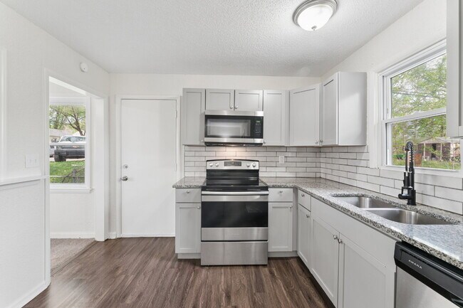 Foto del edificio - Fully Renovated 2BR/2BA + Bonus Room – Quiet Living with Spacious Backyard!  1st Month is FREE!