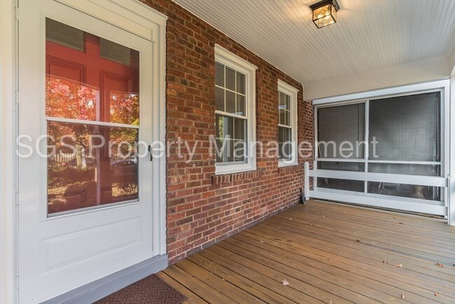 Building Photo - Spacious, 3 Level Rowhouse in Del Ray