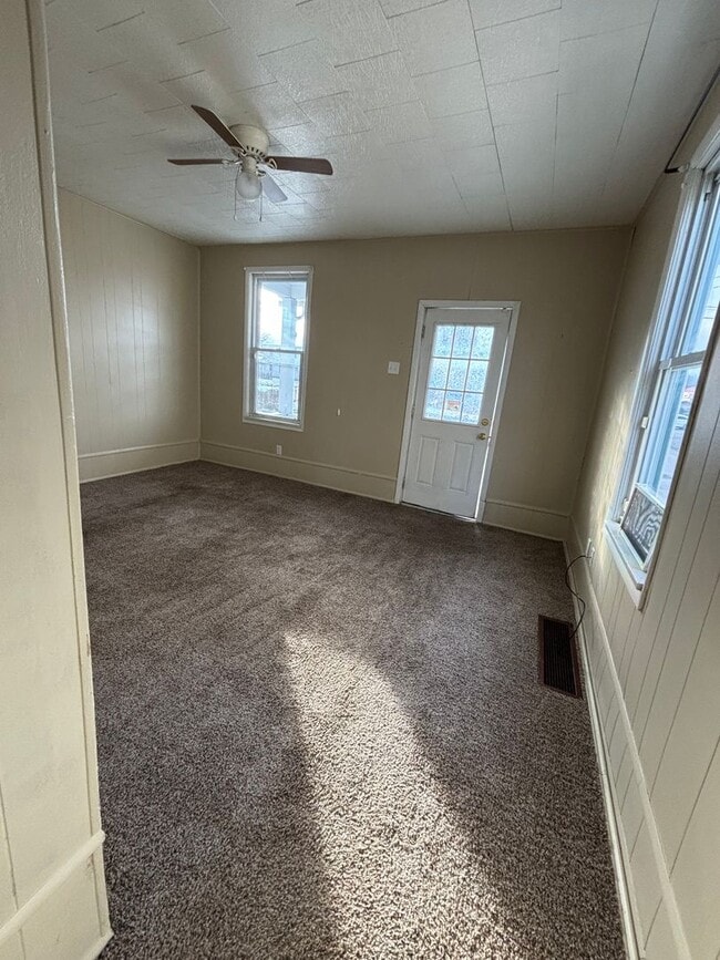 Building Photo - Super Cute 2 Bedroom 1 Bath Home