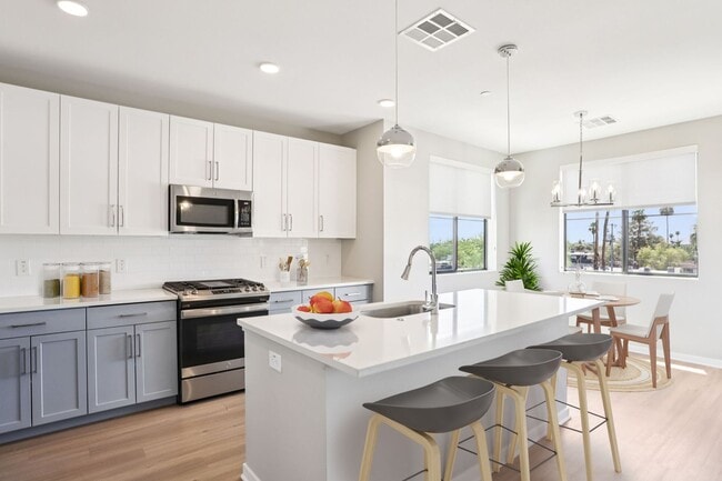 Interior Photo - Onyx North Central