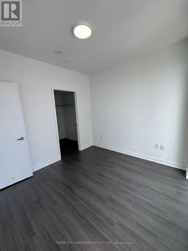 Photo du bâtiment - 4010 Eglinton Ave W