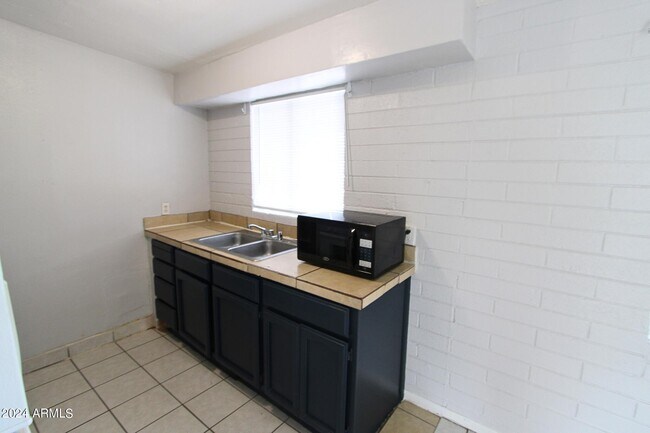 Building Photo - 565 S Hobson