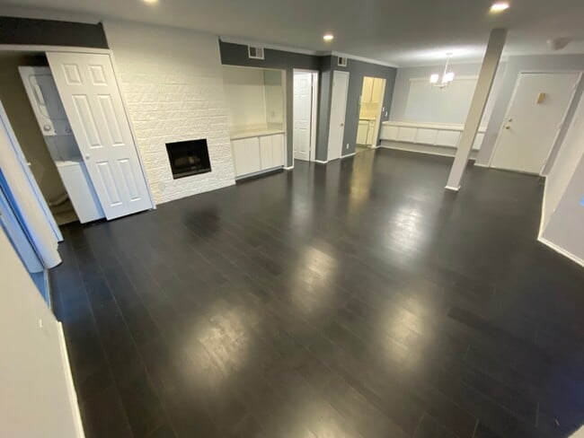 Building Photo - 11701 Texas Ave