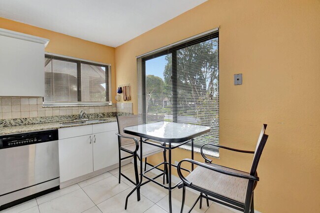 Foto del edificio - 5715 Fairway Park Dr