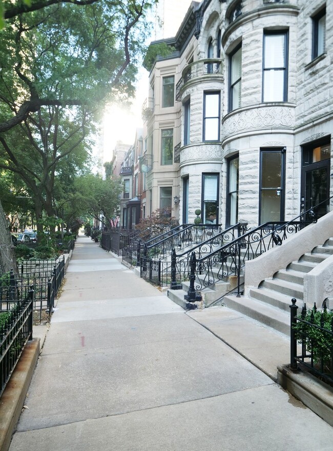 Building Photo - 47 E Bellevue Pl