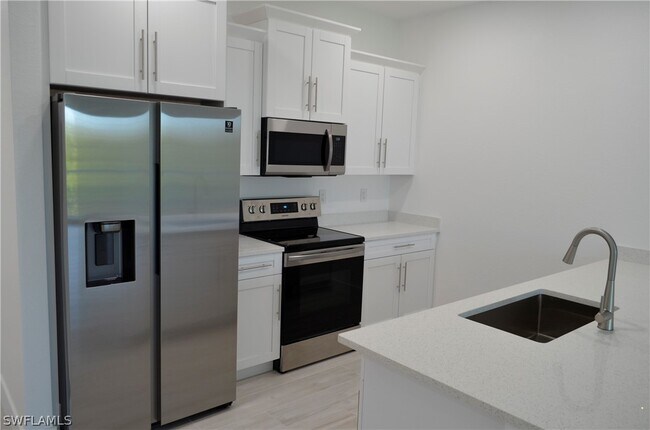 Foto del edificio - 4425 SW Santa Barbara Pl