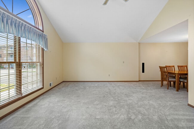 Building Photo - 702 Dehaven Ct