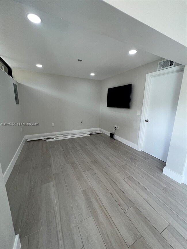 Foto del edificio - 15012 Royal Palm Ave