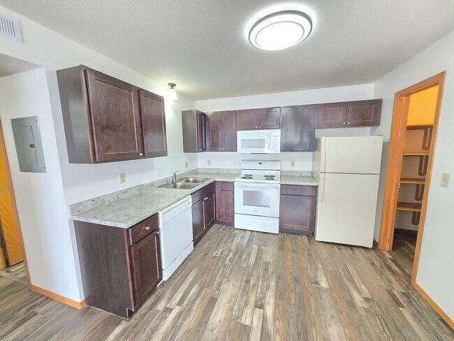 Foto del edificio - Pebble Creek Apartments