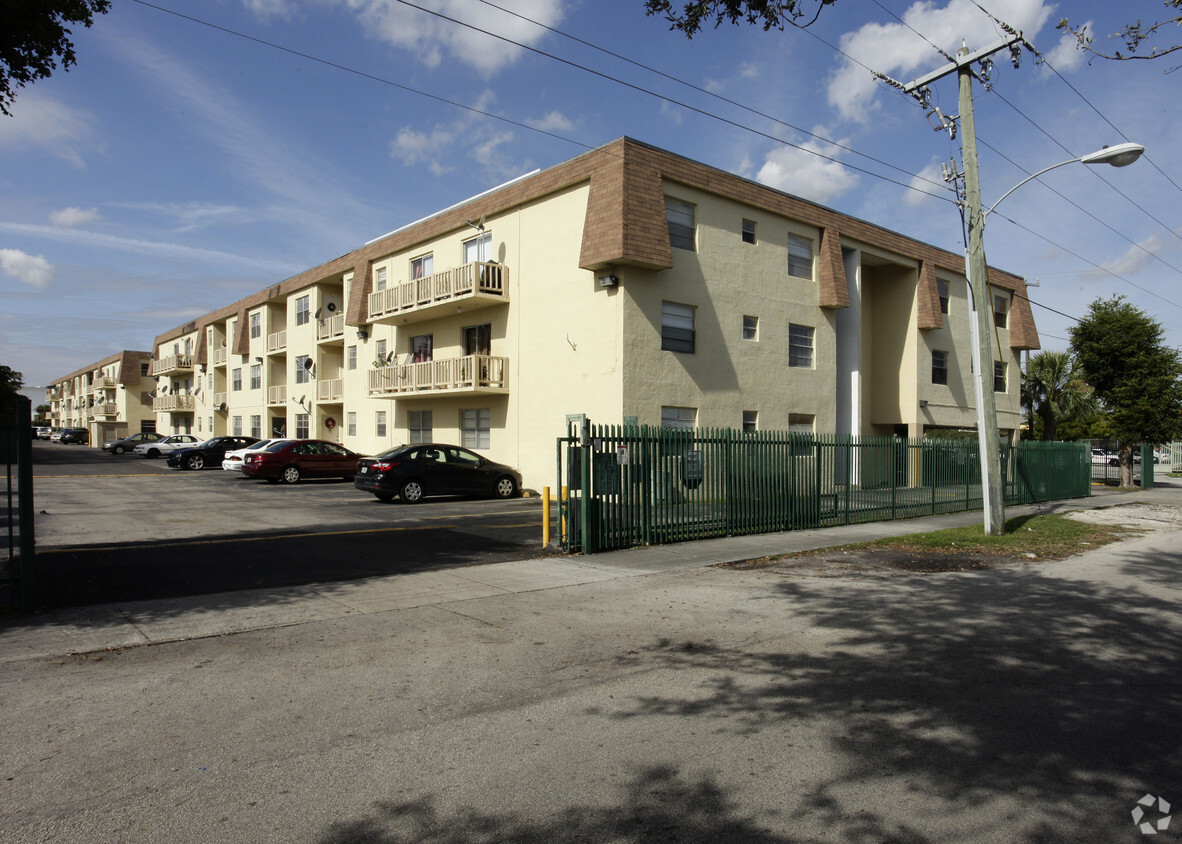 Building Photo - Lago Azul